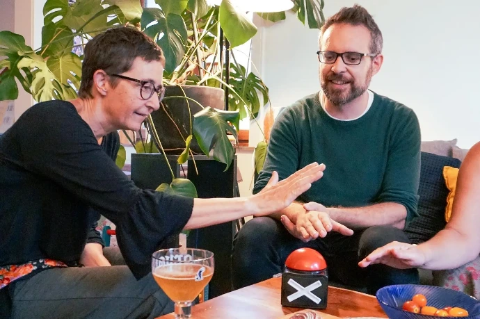 Une participante du quiz Éco-mlain s'apprête à appuyer sur le buzzer lors de ce jeu ludique 