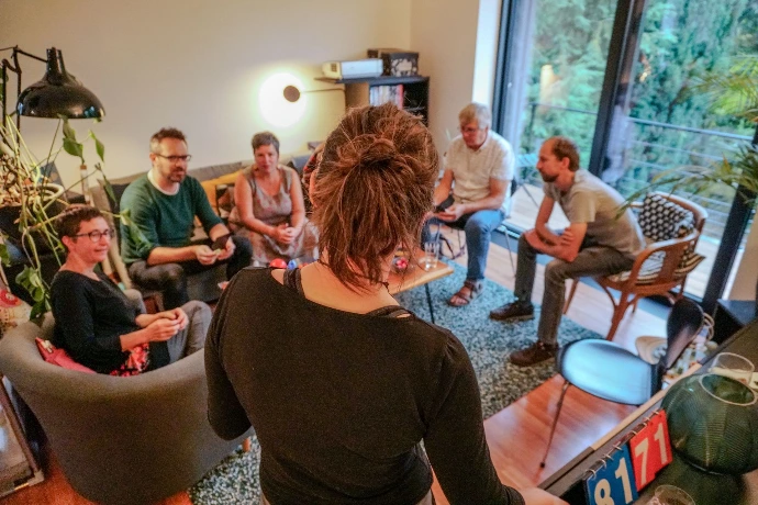 Notre animatrice en pleine animation d'un quiz éco-malin chez un particulier à Bouge. Devant ellen on peut apercevoir les participants qui répondent aux questions tout en s'amusant