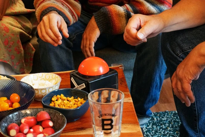photos montrant des mains prêtent à appuyer sur le buzzer lors de l'animation du Quiz Éco-malin. L'animation fun et ludique proposée par la ceinture énergétique namuroise en vue de réduire ses consommations